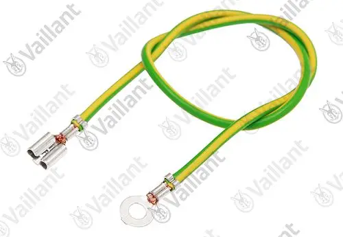 Grünes und gelbes Kabel mit zwei Steckverbindern und einer ringförmigen Klemme, geeignet für elektrische Anwendungen, Marke Vaillant.